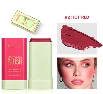 On The Go Blush® Labios, mejillas y ojos listos con un solo producto.